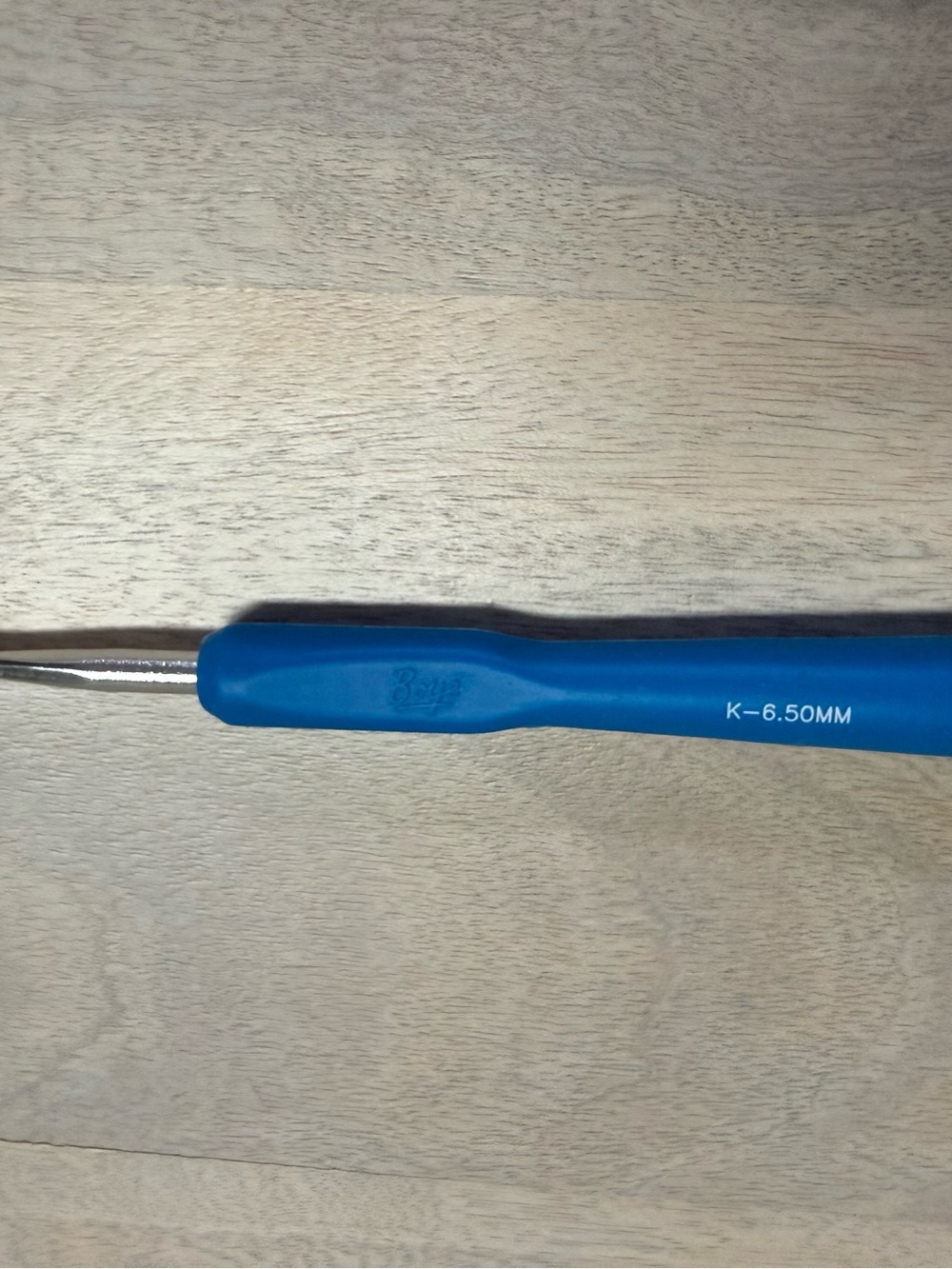 Boye ergonomic crochet hook featuring a blue soft-grip rubber handle